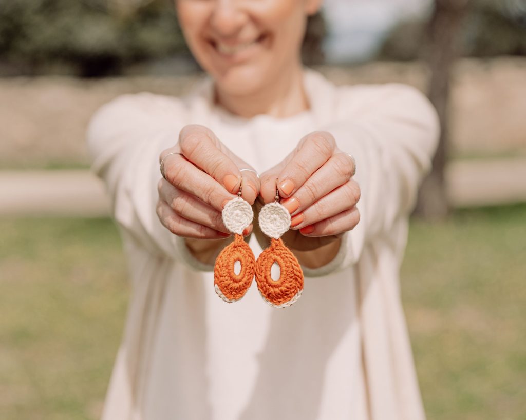 Patrón gratis de pendientes de crochet teje los pendientes Lola paso a paso